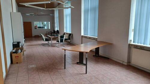 Erstes OG im Bürogebäude - 