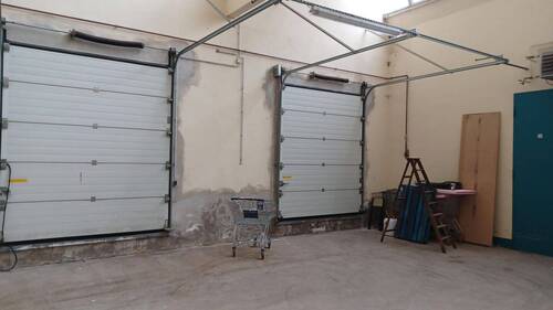 Rolltore vom Innenhof aus - 