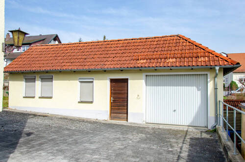 Nebengebäude mit Garage - 