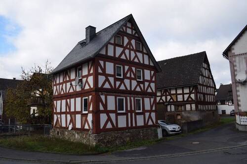 Bild 1 - 35644 Hohenahr-Großaltenstädten Kleines Fachwerkanwesen mit Anbau und Scheune