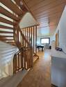 Flur mit Holztreppe Erdgeschoss - 