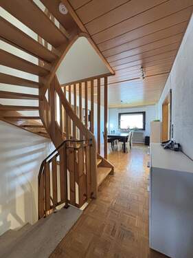 Flur mit Holztreppe Erdgeschoss - 