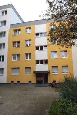 Büdinger Straße 16 in Hanau Vorderseite - Schöne Renovierte 3-Zimmer-Wohnung mit Balkon und neuem Vinyl-Boden in Parkettoptik zum 01.01.2026 zu vermieten