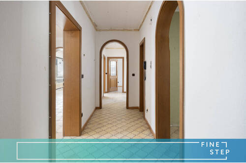 FINESTEP Immobilien - Sanierungsbedürftige 4-Zimmer-Wohnung mit 2 Balkonen, TG-Stellplatz und großem Keller