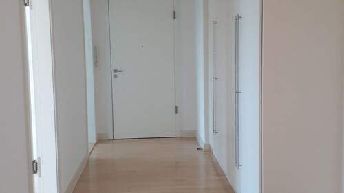 Flur mit Einbauschrank (1).jpg - 