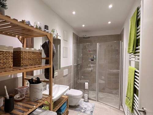 Bad mit großer Dusche und WMA - 2 Zimmer Etagenwohnung zur Miete in Dresden