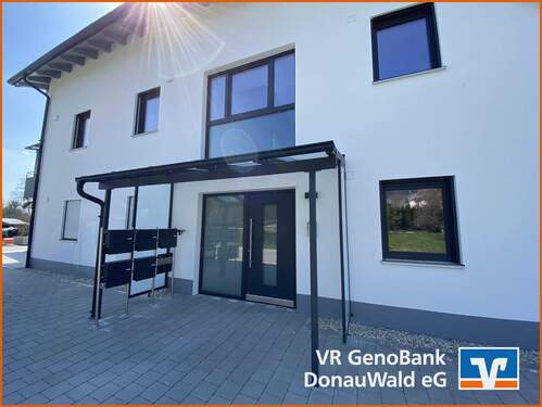 Gepflegter Hauszugang - Schöne Neubauwohnung in ruhiger Lage - hier stimmt das Verhältnis von Preis-Leistung!