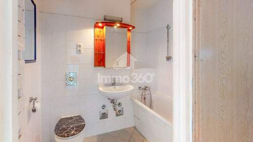 Bad + Badewanne - Etagenwohnung mit 70,00 m&sup2; in Berlin zum Kaufen