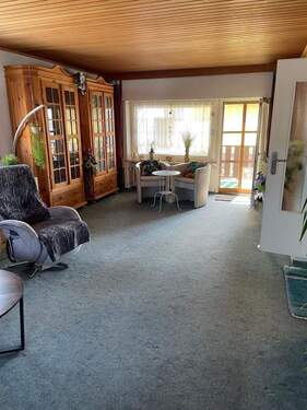 Wohnzimmer mit Balkonausgang.jpg - 9 Zimmer Mehrfamilienhaus, Wohnhaus in Niederwerrn