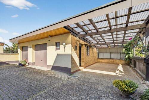 Garagen und Carport - 6 Zimmer Mehrfamilienhaus, Wohnhaus in Karlsruhe / Palmbach