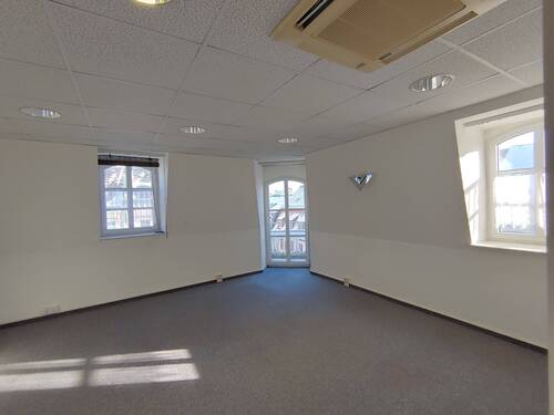 Hauptraum mit Tür zum kleinen Balkon - 