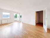 Wohnzimmer - Musterfoto - Balkon Richtung Innenhof*4. OG*BW*ab sofort
