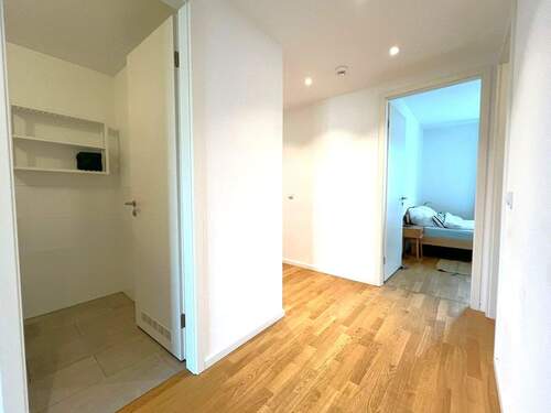 Flur mit Blick auf Schlafzimmer und Gäste-WC - 