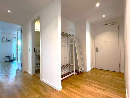 Flur mit Blick auf Garderobe und Wohnzimmer - 