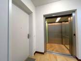 Aufzug und Wohnungseingang - 
