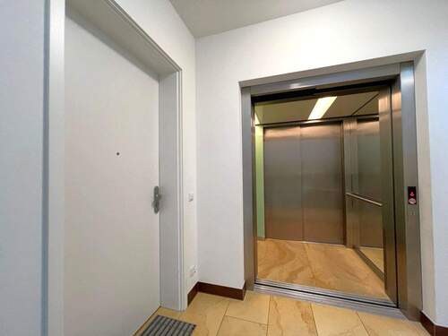 Aufzug und Wohnungseingang - 