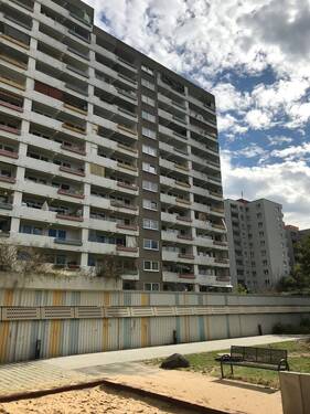 Hintere Ansicht der Wohnanlage mit Balkonen - 3 Zimmer Etagenwohnung zur Miete in Darmstadt