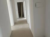 Ansicht des Flurs mit weiß angelegten Wänden und hellem Linoleumboden - 3 Zimmer Etagenwohnung in Darmstadt