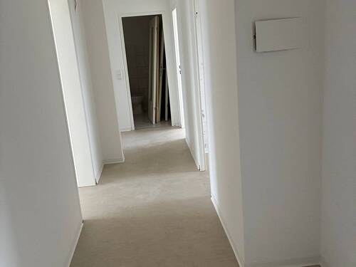 Ansicht des Flurs mit weiß angelegten Wänden und hellem Linoleumboden - 3 Zimmer Etagenwohnung in Darmstadt