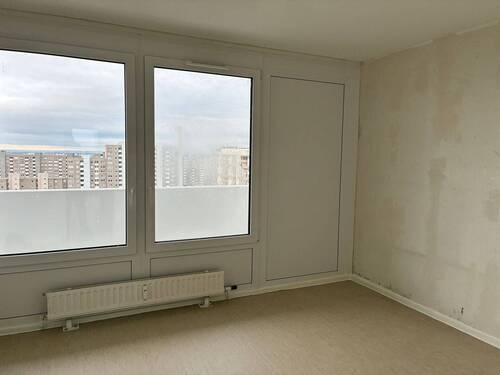 Kinderzimmer mit tapetenfreien Wänden und hellem Linoleumboden - 