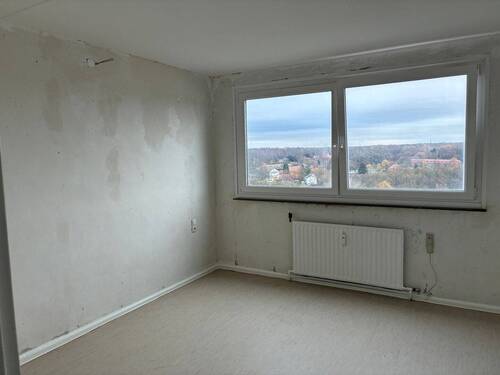 Schlafzimmer mit tapetenfreien Wänden und hellem Linoleumboden - 