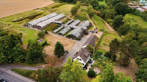 Luftaufnahme - Willkommen im Grünen - Einfamilienhaus mit vielseitigem Grundstück in ruhiger Lage!