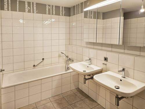 Modernes Bad mit Dusche und Badewanne - Einfamilienhaus mit 142,00 m&sup2; in Holzgerlingen zur Miete