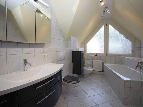 Lichtdurchflutetes Vollbad - 