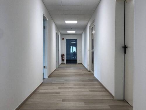 Flur - Moderne Büroräume in Erlangen Tennenlohe