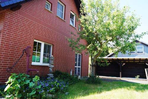 hintere Hausansicht - Charmantes Einfamilienhaus mit besonderem Nebengelass in ländlicher Idylle in Rauen-provisionsfrei!
