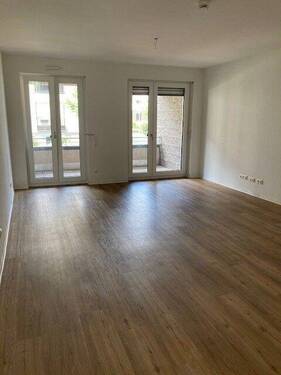 Wohnzimmer mit zwei Fenstern, doppelflügig,bodentief - 3 Zimmer Etagenwohnung zur Miete in Mannheim