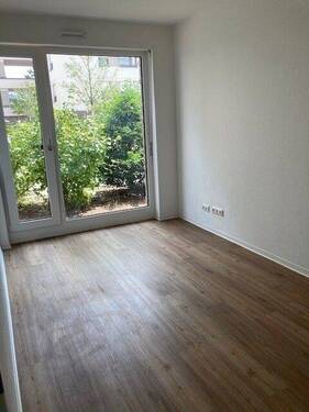 Zimmer mit Fenster, bodentief, Blick ins Grüne - 3 Zimmer Etagenwohnung in Mannheim