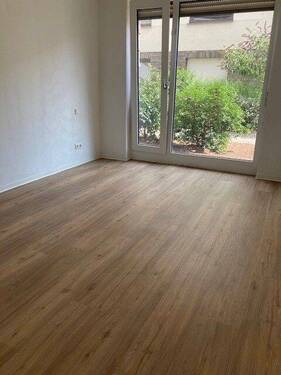 Schlafzimmer mit Fenster, bodentief, mit Blick ins Grüne - Etagenwohnung mit 84,60 m² in Mannheim zur Miete