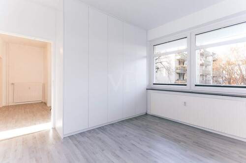 Schlafzimmer mit Einbauschrank - Etagenwohnung mit 69,00 m&sup2; in Berlin / Schmargendorf zum Kaufen