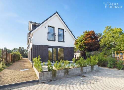 Vorderhaus und Parkplätze - Zukunftssicher Wohnen: Neubau Doppelhaus zum Erstbezug mit großem Westgarten