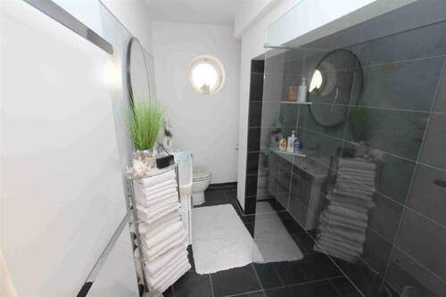 Bad mit großer Dusche - 