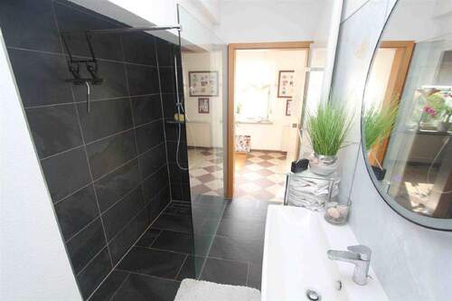 Bad mit großer Dusche - 