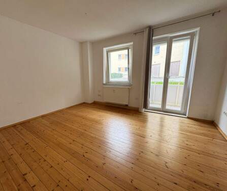 Wohnzimmer mit Balkonzugang - 3-Zimmer-ETW mit Balkon – ruhig & zentral gelegen nahe Missionsärztlichem Klinikum und Campus Hubland – bezugsfrei!