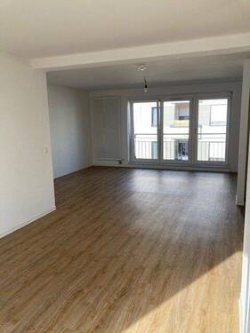 Wohnzimmer mit bodentiefen Fenster drei Flügel - 3 Zimmer Etagenwohnung in Mannheim