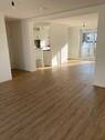 Wohnzimmer mit Blick zur Küche - Etagenwohnung mit 85,90 m² in Mannheim zur Miete