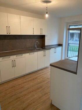 Einbauküche Front weiß matt, mit dunkler Rückwand - 