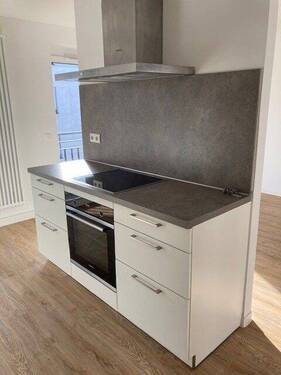 Einbauküche Front weiß matt, mit dunkler Rückwand - 