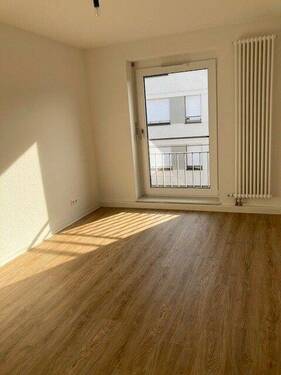 (Beispielfoto) Zimmer mit Fenster bodentief, ein Fllügel - 