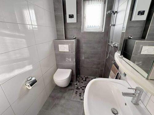 Erdgeschoss modernisiertes Duschbad - 