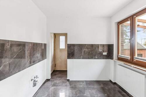 Küche mit Zugang zum Keller und in den Garten - 