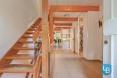 Diele mit Flur und Treppe - 7 Zimmer Einfamilienhaus zum Kaufen in Schwentinental