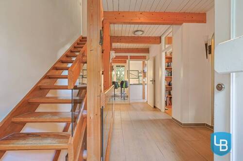 Diele mit Flur und Treppe - 7 Zimmer Einfamilienhaus zum Kaufen in Schwentinental