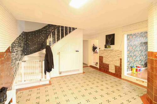 Eingangsbereich - 7 Zimmer Einfamilienhaus zum Kaufen in Steinheim