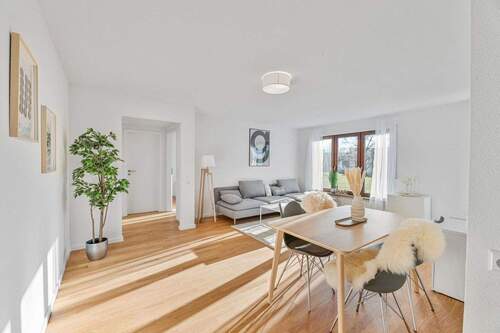 Wohnzimmer mit Esstisch - 2 Zimmer Etagenwohnung in Reutlingen