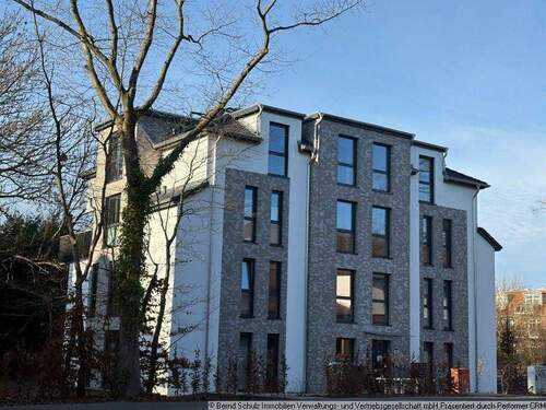 01 Hausansicht Vorderseite - NEUBAU - 2-Zimmer-Wohnung im Zentrum von Halstenbek - 5 min zur S-Bahn, Supermärkte gegenüber